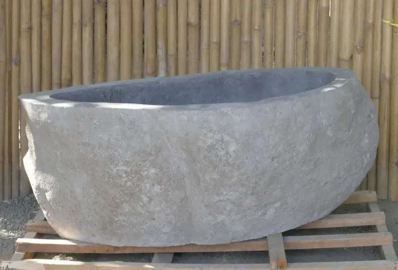 Becken aus Riverstone, Oberfläche naturbelassen, innen poliert. Länge 120 cm, Breite 71 cm, Höhe 49 cm, Tiefe 34 cm. 